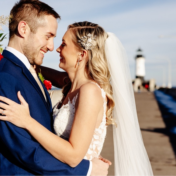 David's Bridal Silver and White Floral Hair Comb - Picture 2 of 3